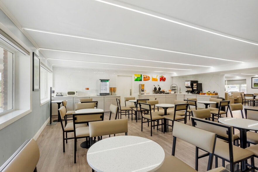 More Photos Of 170 Eastbrook Rd, Smoketown Hotel For Sale