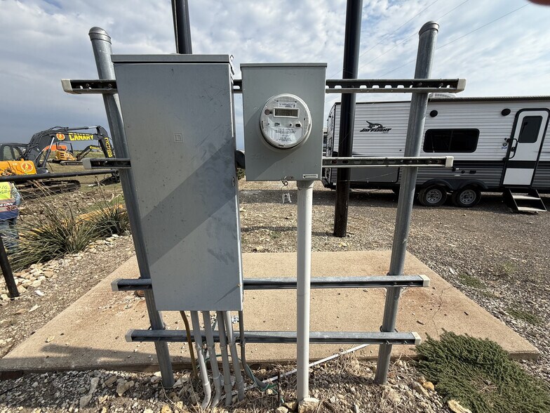 More Photos Of 13239 S Interstate 35, Valley View Manufacturing For Lease