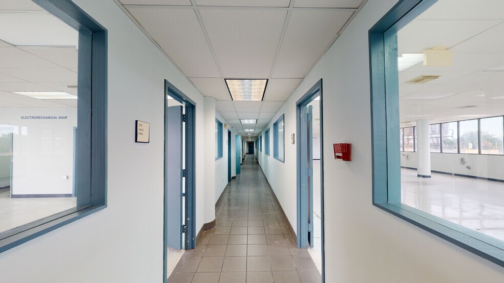 More Photos Of 2700 NW 36th St, Miami Office Residential For Lease