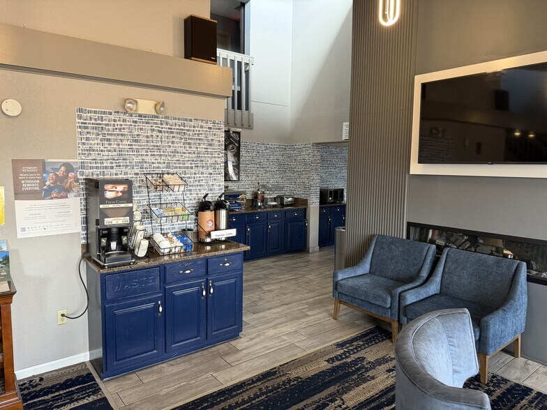 More Photos Of 11 E South Ave, Chippewa Falls Hotel For Sale
