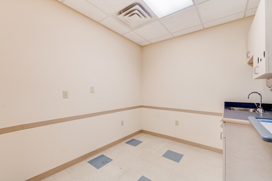 More Photos Of 860 NW Washington Blvd, Hamilton Medical For Lease