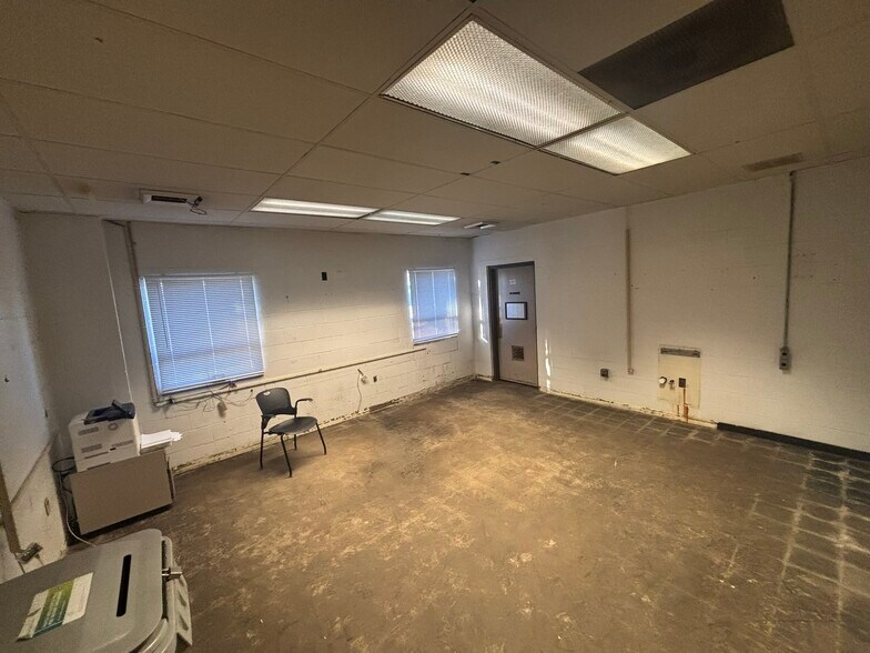 More Photos Of 525 Industrial Park Dr, Hastings Warehouse For Lease