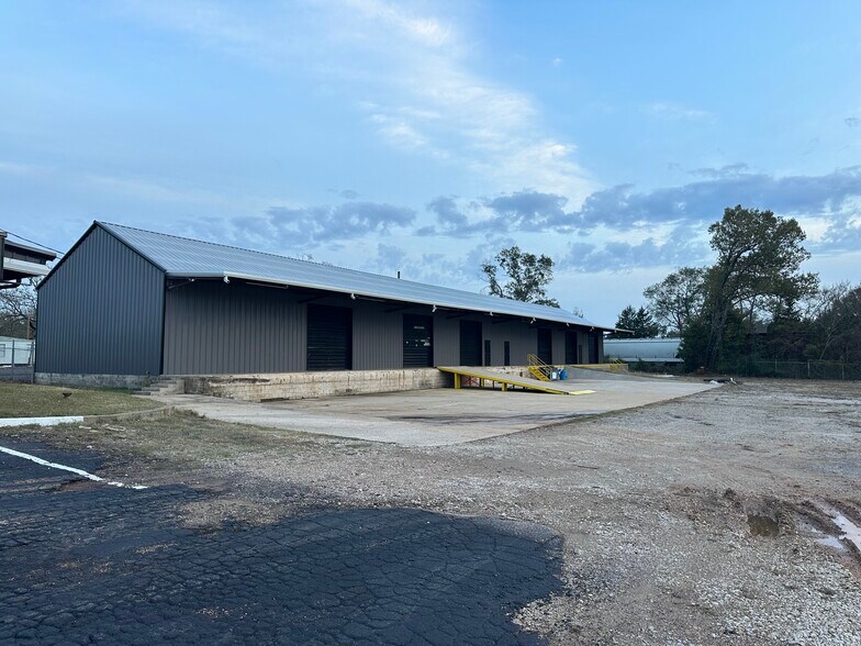 More Photos Of 2820 E Marshall Ave, Longview Light Manufacturing For Lease