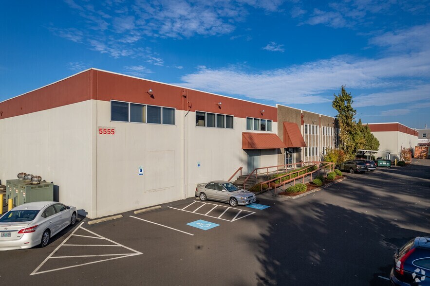 More Photos Of 5555 SW 107th Ave, Beaverton Distribution For Lease