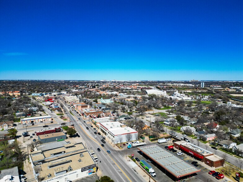 More Photos Of 1332 N Main St, Fort Worth Freestanding For Lease