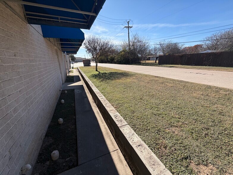 More Photos Of 505 N Interstate 35 Service Rd, Red Oak General Retail For Lease