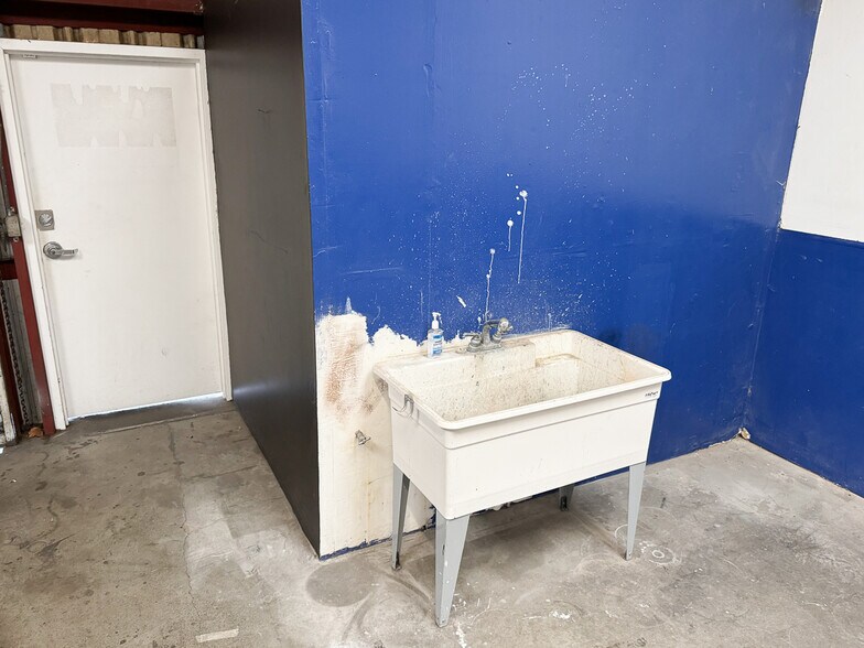 More Photos Of 2175 Bluebell Dr, Santa Rosa Warehouse For Lease
