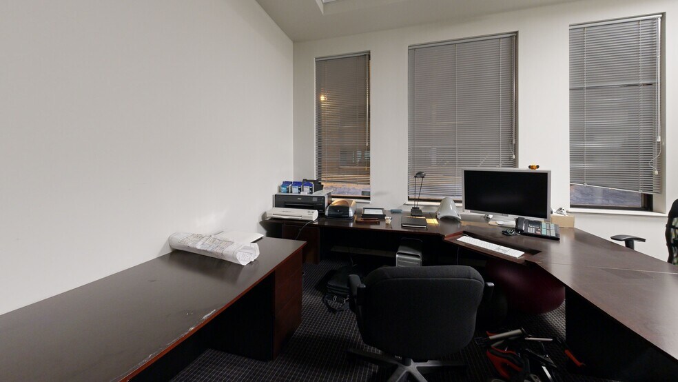 More Photos Of 1875-1905 Boul Lionel-Bertrand, Boisbriand Light Manufacturing For Lease