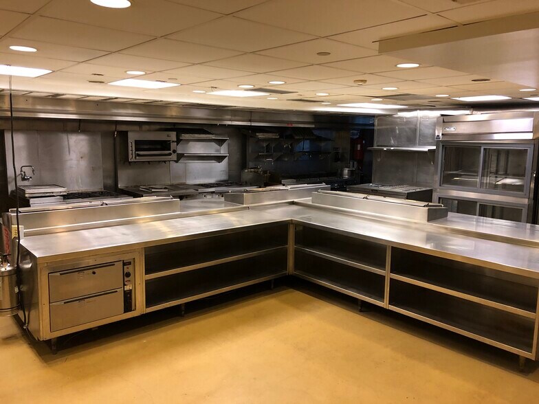 More Photos Of 127 W 4th St, Cincinnati Restaurant For Lease
