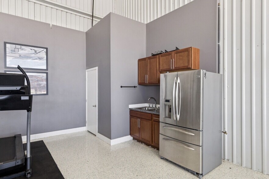 More Photos Of 15809 Addison Rd, Addison Airplane Hangar For Sale