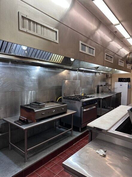 More Photos Of 1609 E Harbor St, Warrenton Hotel For Sale