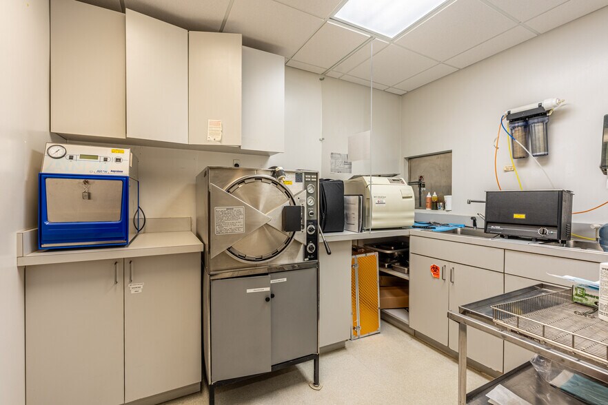More Photos Of 401 N York St, Elmhurst Medical For Lease