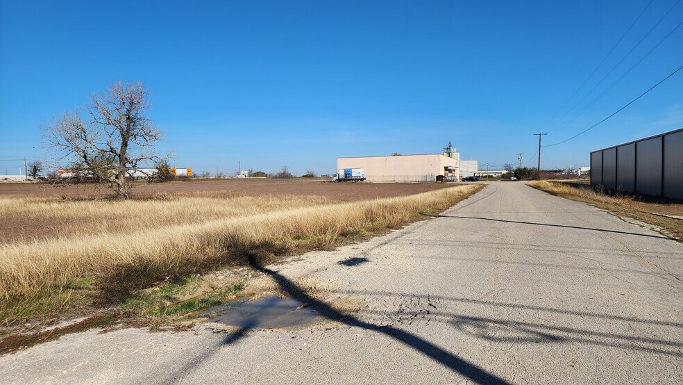 More Photos Of 2400 Industrial Blvd, Temple Distribution For Lease