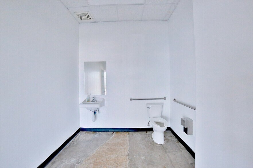 More Photos Of 11130 Gulf Fwy, Houston Unknown For Lease