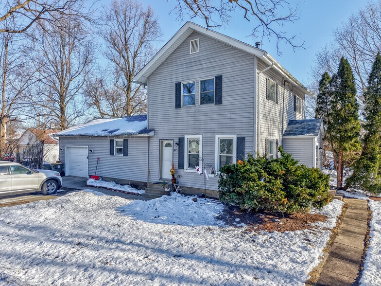 Primary Photo Of 415 N Sycamore St, Somonauk Apartments For Sale