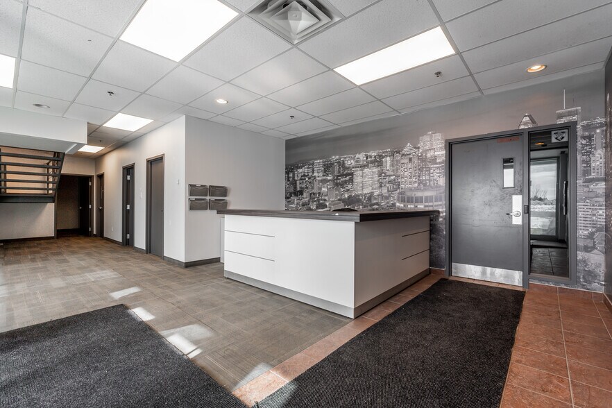 More Photos Of 3695 Aut des Laurentides (A-15) Desste E, Laval Manufacturing For Lease