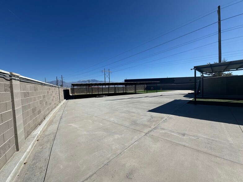 More Photos Of 6327 W Crimson View Dr, South Jordan Veterinarian Kennel For Sale