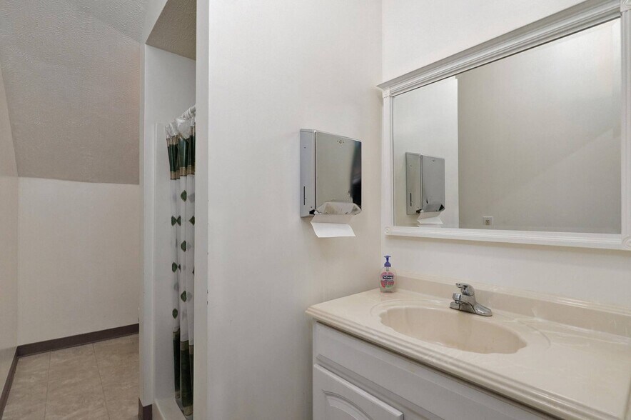 More Photos Of 2440 E Seminole St, Springfield Specialty For Sale