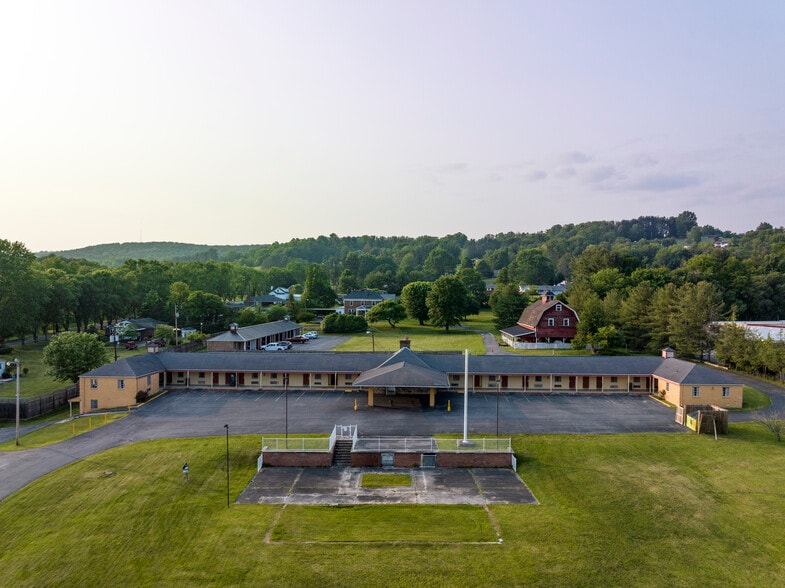 More Photos Of 1419 N Main St, Marion Hotel For Sale