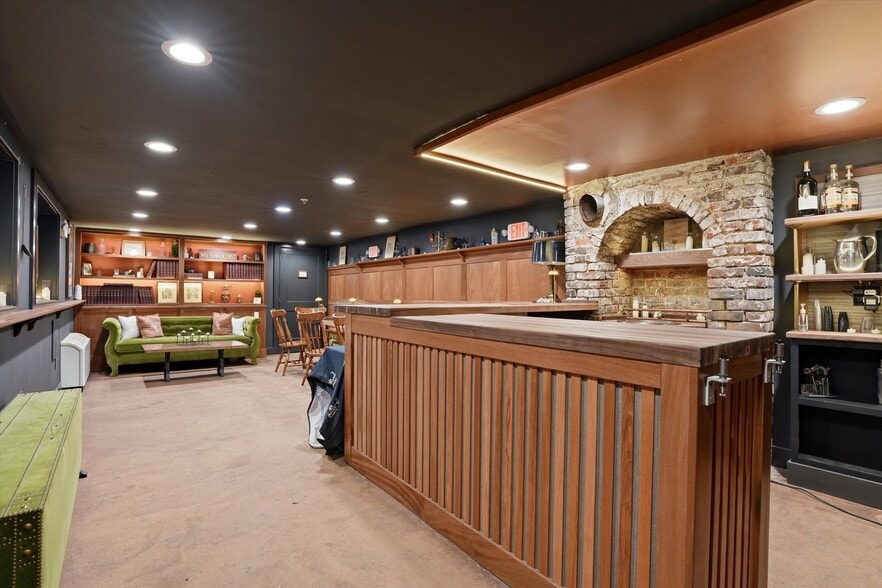 More Photos Of 140 N 2nd St, Philadelphia Hotel For Sale