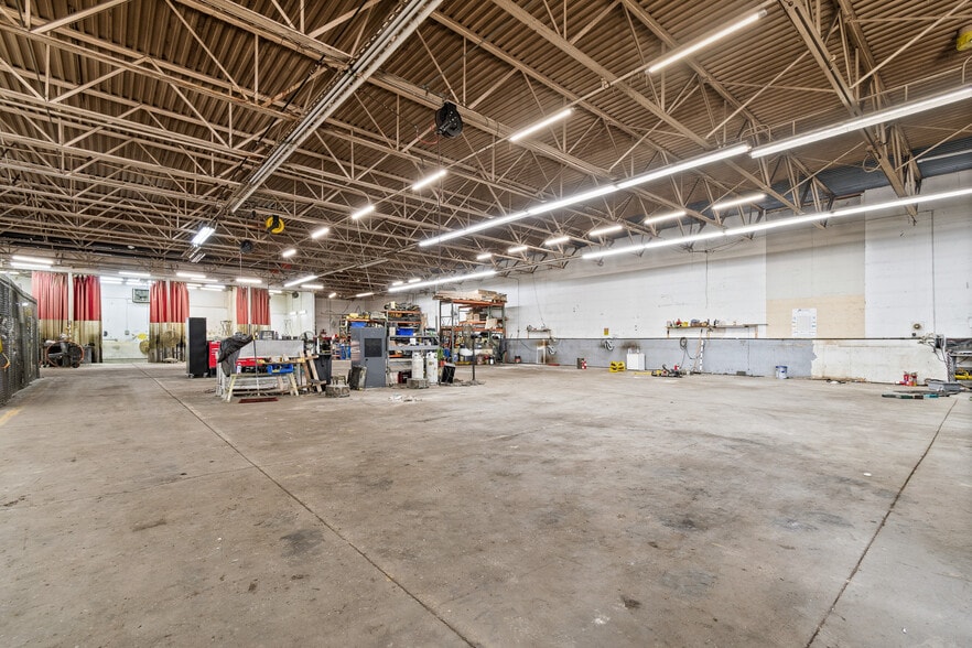 More Photos Of 60 Williams St, Grand River Warehouse For Sale
