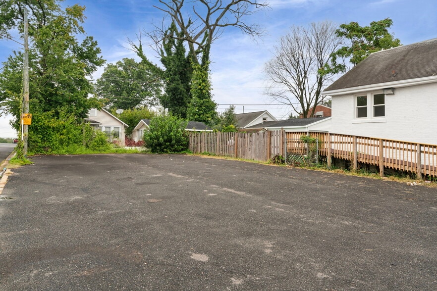 More Photos Of 4926 Marlboro Pike, Capitol Heights General Retail For Lease