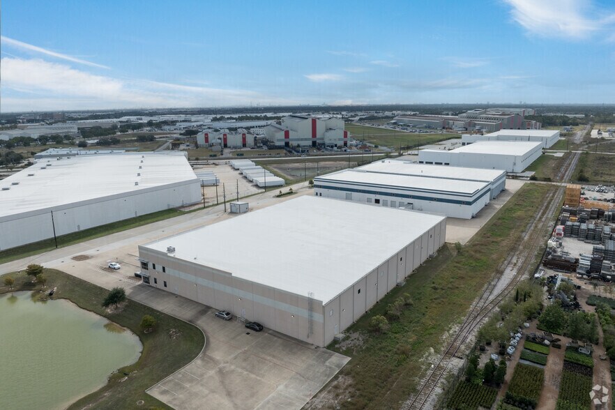 More Photos Of 22745 NW Lake Dr, Houston Distribution For Lease