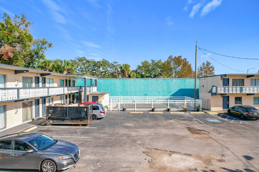 More Photos Of 307 E Vine St, Kissimmee Hotel For Sale