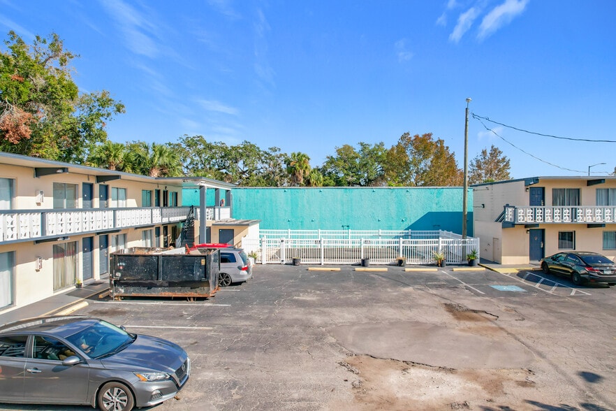 More Photos Of 307 E Vine St, Kissimmee Hotel For Sale