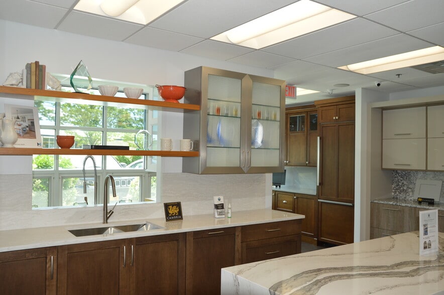 More Photos Of 303 Sunnyside Blvd, Plainview Showroom For Lease