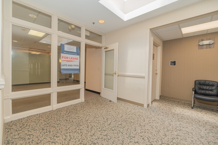 More Photos Of 2142 -2160 W Chesterfield Blvd, Springfield Storefront Retail Office For Lease