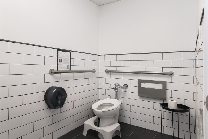 More Photos Of 1021 E Walnut St, Pasadena Medical For Lease