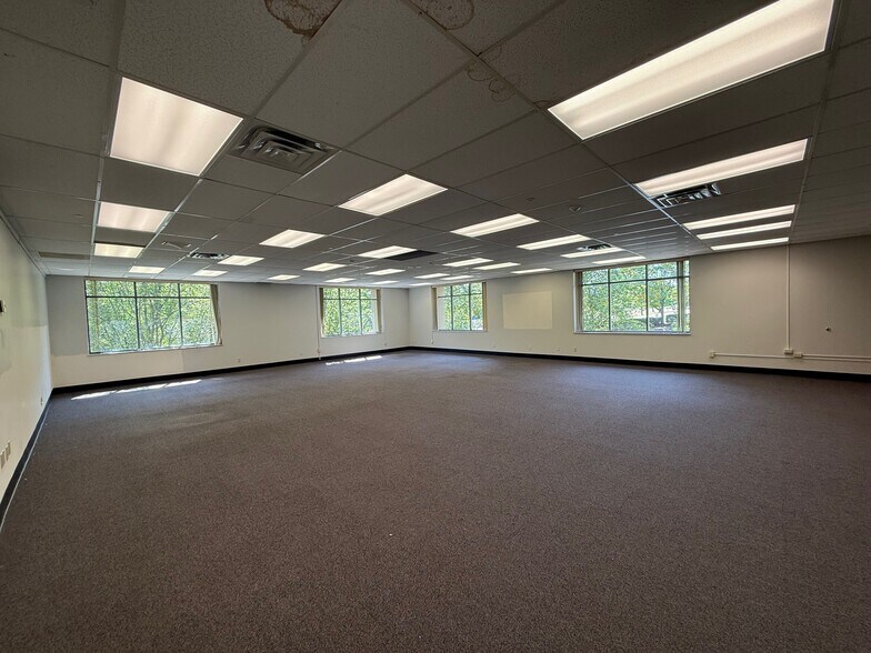 More Photos Of 800-820 Freeway Dr N, Columbus Office For Lease