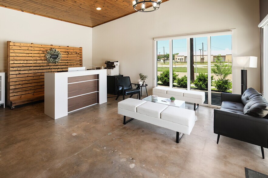 More Photos Of 103 W 32nd St, Bryan Freestanding For Lease