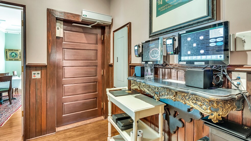 More Photos Of 119 E 37th St, Savannah Restaurant For Sale