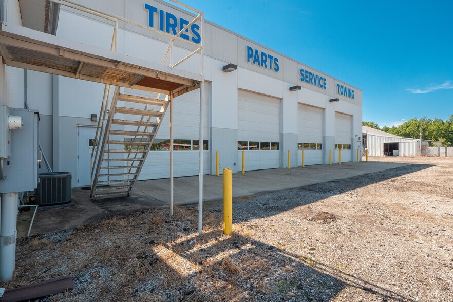 More Photos Of 1116 W County Road 450 N, Brazil Truck Terminal For Lease