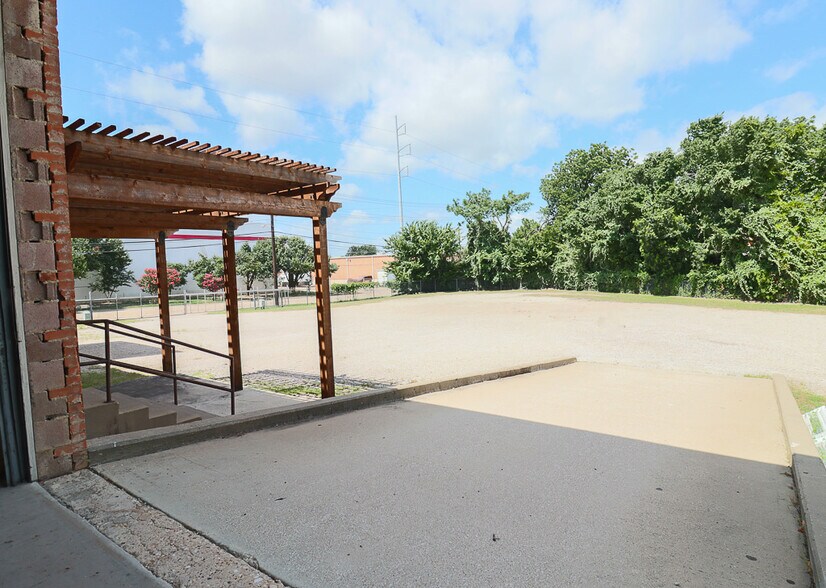 More Photos Of 1915 Empire Central, Dallas Distribution For Lease