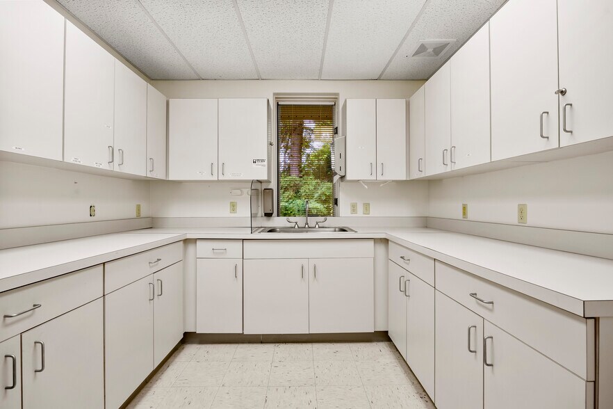 More Photos Of 2 Chelsea Pl, Clifton Park Medical For Sale