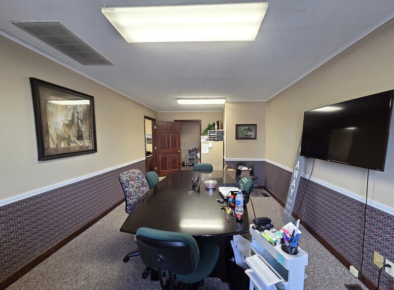 More Photos Of 1919 W Royale Dr, Muncie General Retail For Lease