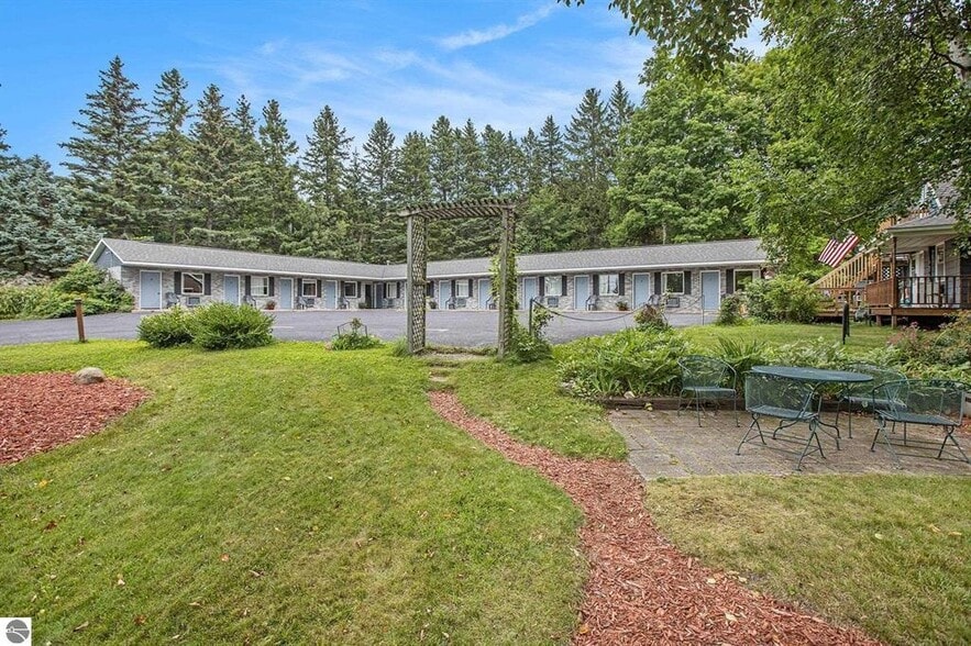 More Photos Of 541 Lake St, Frankfort Hotel For Sale