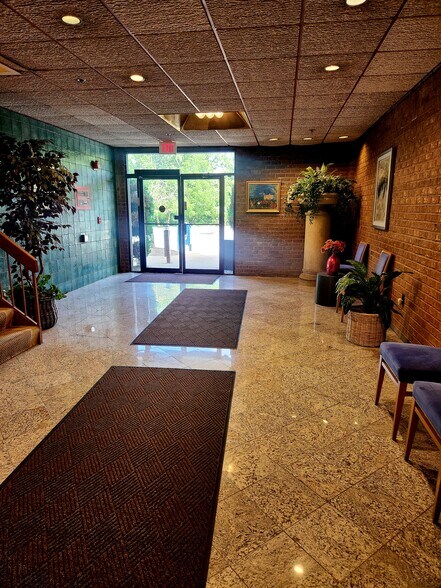 More Photos Of 450 Maple Ave E, Vienna Unknown For Lease