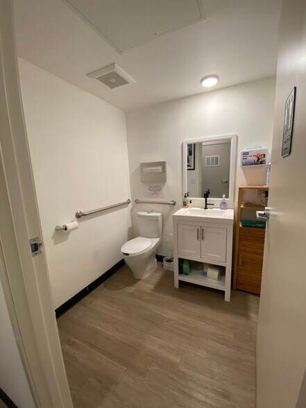 More Photos Of 17942-17944 Ventura Blvd, Encino Storefront Retail Office For Lease