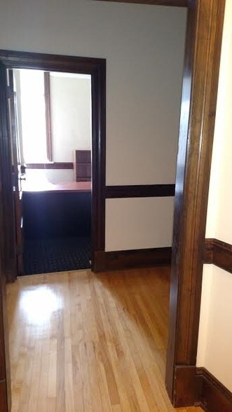 More Photos Of 2 E Broad St, Hopewell Office For Lease
