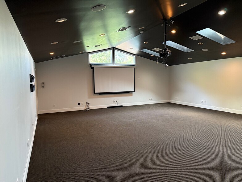 More Photos Of 1865 Old Hudson Rd, Saint Paul Loft Creative Space For Lease