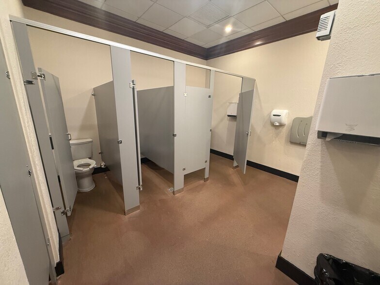 More Photos Of 661 US Highway 1, North Palm Beach Storefront Retail Office For Sale