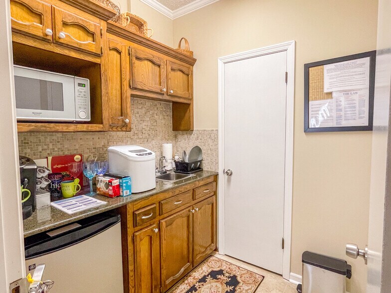 More Photos Of 5525 Superior Dr, Baton Rouge Office For Sale
