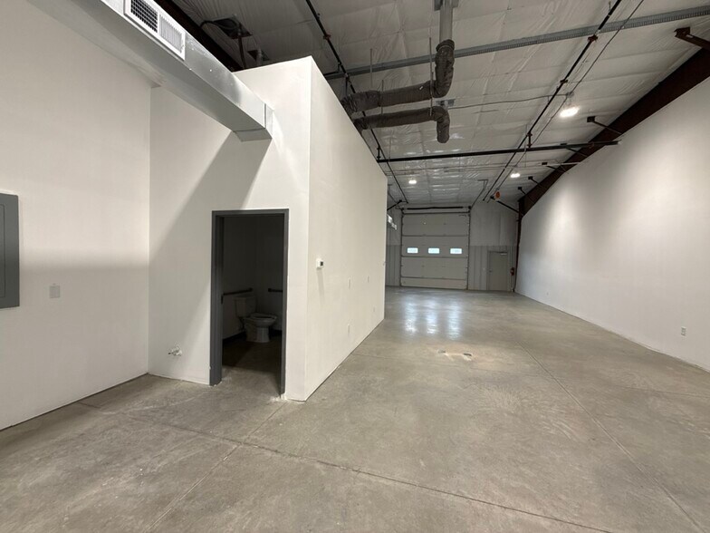 More Photos Of 3405 NW Jefferson St, Blue Springs Flex For Lease