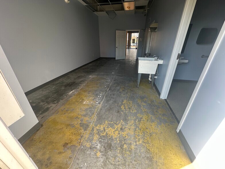 More Photos Of 2710 Nashville Rd, Bowling Green Supermarket For Lease