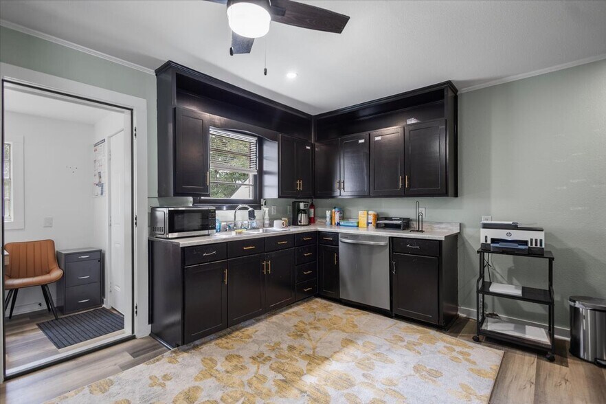 More Photos Of 501 N Main St, Lindale Office For Sale
