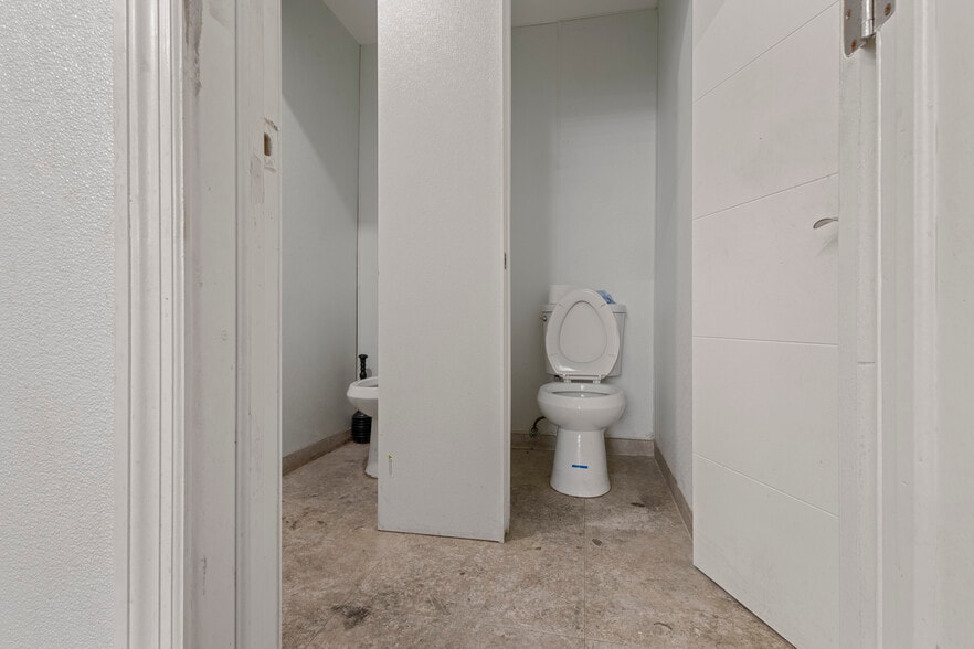 More Photos Of 921 N 21st Ave, Hollywood Service For Lease